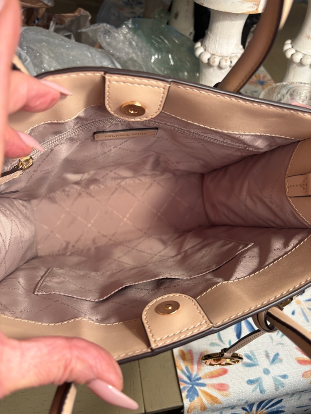 Michael Kors Blush Pink Leather Shoulder Bag with Gold Logo - Picture 5 of 6